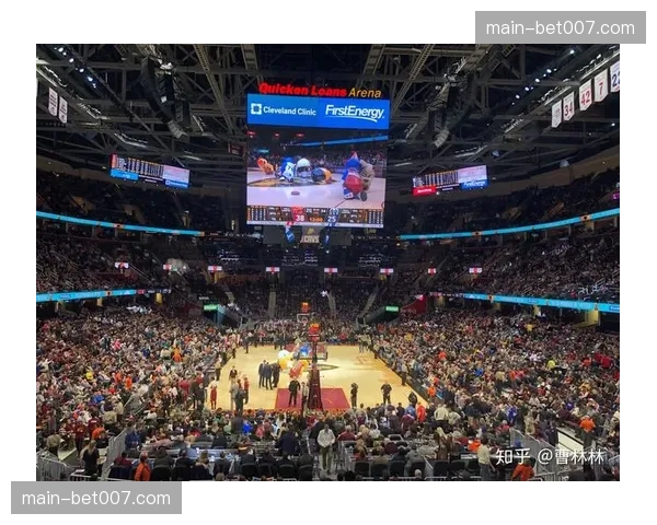 班切罗完成隔人暴扣后向观众示意“安静”,引发现场沸腾