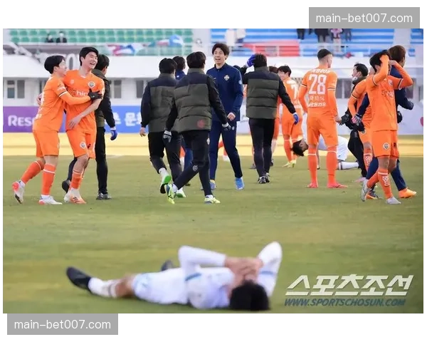 终场哨响后,为保级苦战得分的谢菲联队长在场上掩面而泣 终场哨响后,为保级苦战得分的谢菲联队长在场上掩面而泣